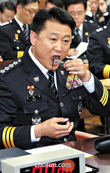 이철성 경찰청장이 13일 오전 서울 서대문구 경찰청사에서 열린 국정감사에 앞서 안경에 입김을 불고 있다.