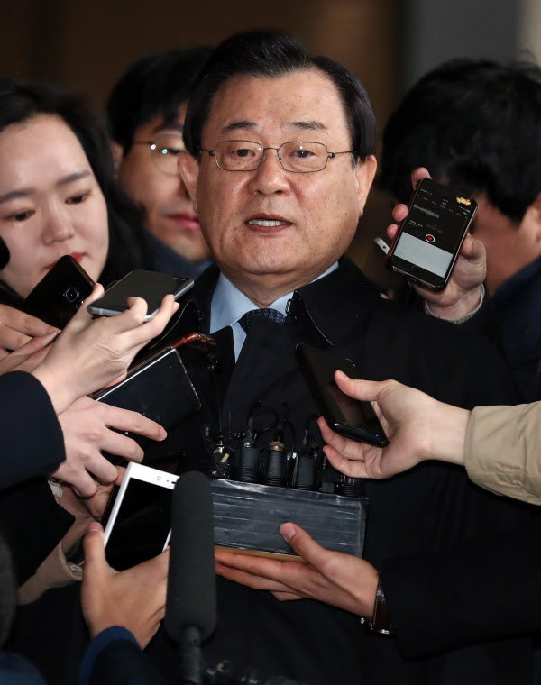 이병기 전 국정원장이 박근혜 전 대통령에게 특수활동비를 상납했다는 의혹과 관련해 피의자신분 조사를 받기 위해 13일 오전 서울 서초동 서울중앙지검 조사실로 향하기 전 취재진 질문에 답하고 있다. /연합뉴스