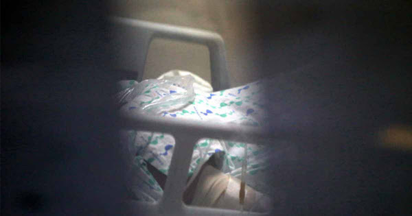 북한군의 총격으로 총상을 입은 북한군 귀순 병사가 치료를 받고 있다. 총상을 입은 오른팔에 붕대가 감겨있다. /남강호 기자