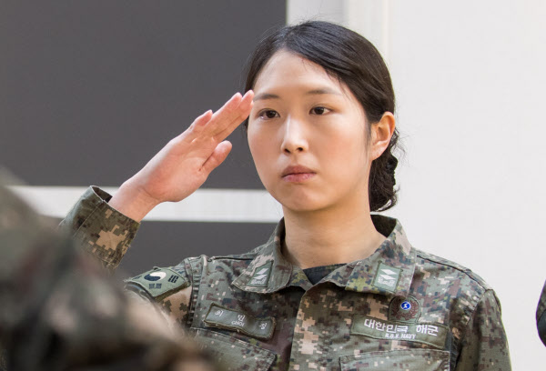 ìµœíƒœì› SKê·¸ë£¹ íšŒìž¥ ì°¨ë…€ ìµœë¯¼ì • í•´êµ° ì¤'ìœ„ ì „ì—­â€¦í–¥í›„ í–‰ë³´ ê´€ì‹¬ - ì¡°ì„ ë‹·ì»´ - ì‚¬íšŒ > ë²•ì¡°