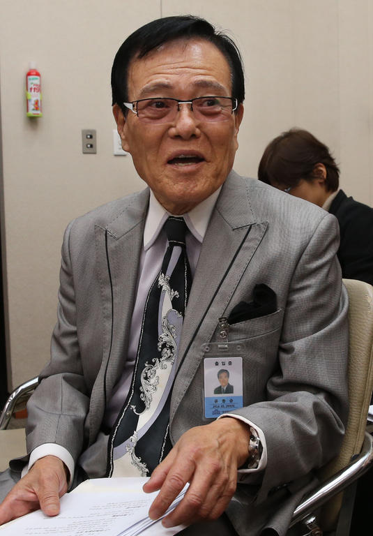 정치/낙하산인사 논란속의 박근혜 선대위 출신인 윤종승(쟈니윤) 한국관광공사 감사가 17일 국회 교문위 국정감사에 출석해 답변을 준비하고있다./이진한기자/magnum91@