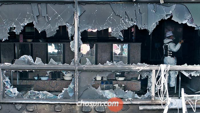 22일 오후 충북 제천시 하소동 스포츠센터 화재 현장에서 국립과학수사연구원과 경찰, 소방 당국으로 구성된 합동 현장 감식팀이 2층 여성 사우나를 감식하고 있다.