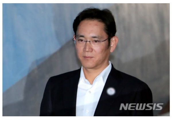 이재용 삼성전자 부회장이 27일 서울 서초구 서울고등법원에서 열린 뇌물 공여 사건 항소심 결심 공판에 출석하고 있다./뉴시스