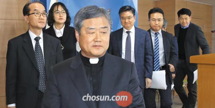 김종수(맨 앞) 위원장 등 통일부 정책혁신위원회 위원들이 28일 정부 서울청사 브리핑룸에서‘박근혜 정부의 개성공단 전면 중단과 이명박 정부의 5·24 대북 제재 조치 등이 절차적 정당성 없이 이뤄졌다’는 대북 정책 점검 결과를 발표한 뒤 퇴장하고 있다.