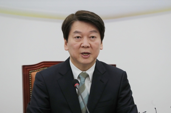안철수 국민의당 대표가 15일 최고위원회의에서 가상화폐 혼란과 관련한 발언을 하고 있다. /연합뉴스