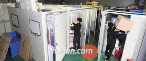 지난 22일 경기도 구리시에 있는 1인 가구 짐 보관 업체 아이엠박스의 물류센터에서 직원들이 고객이 맡긴 짐을 정리하고 있다.