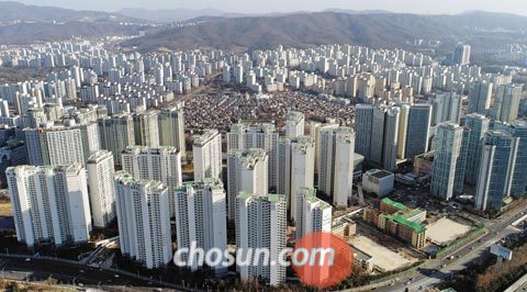 2010년을 전후해 인접 판교 신도시에 3만 가구가 입주한 여파로 가격이 30~40% 급락한 분당 신도시의 한 고급 주상 복합 아파트 단지.