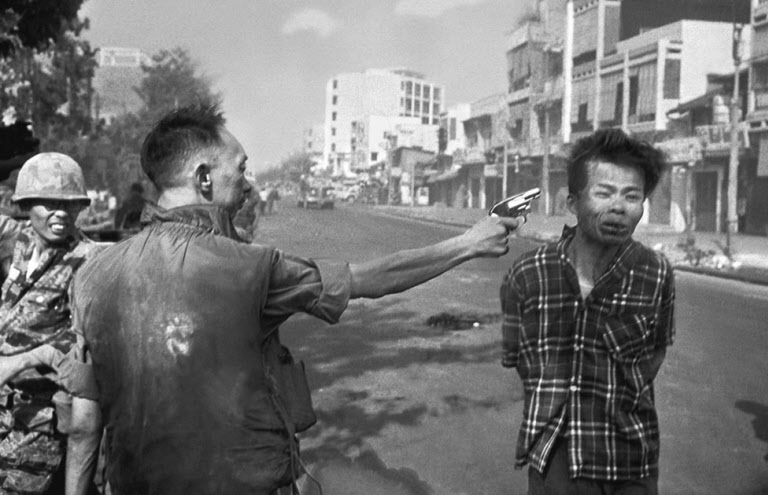 AP통신 사진기자 에디 애덤스가 1968년 2월 1일 전쟁 중이던 베트남 사이공(현 호찌민시)에서 촬영한 '사이공식 처형' 사진. 이 사진은 미국 내 반전 여론을 들끓게 했다. /AP 연합뉴스