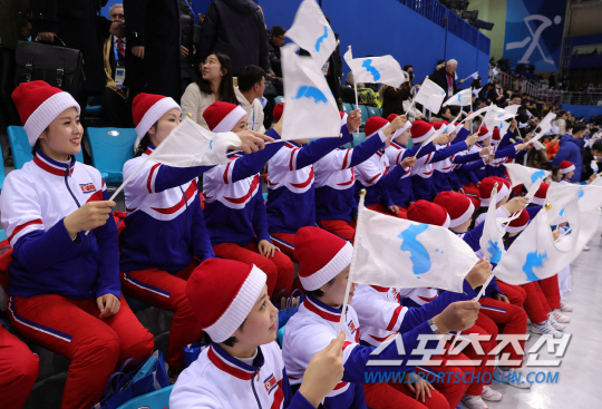 12일 오후 강릉 관동하키센터에서 '2018 평창동계올림픽' 남북 여자하키 단일팀과 스웨덴의 경기가 열렸다. 경기장을 찾은 북한 응원단이 힘차게 응원을 펼치고 있다.
강릉=송정헌 기자 songs@sportschosun.com/2018.02.12