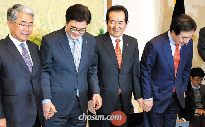 허구한 날 보는 장면 - 여야 3당 원내대표가 19일 국회의장 주재 정례회동에서 2월 국회 정상화에 합의한 뒤 손을 잡고 기념촬영을 하고 있다. 왼쪽부터 김동철 바른미래당 원내대표, 우원식 더불어민주당 원내대표, 정세균 국회의장, 김성태 자유한국당 원내대표.