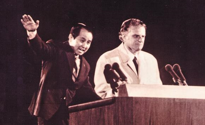 1973년 여의도 전도 대회에서 설교하는 빌리 그레이엄(오른쪽) 목사와 통역하는 김장환 목사. 
