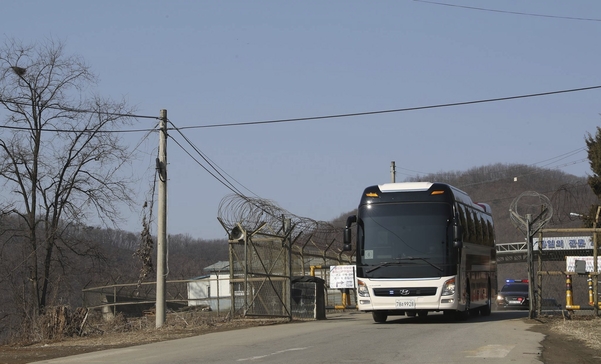 김영철 일행이 통일대교가 막히자 군용교량인 전진교로 우회하고 있다/현장사진연구소