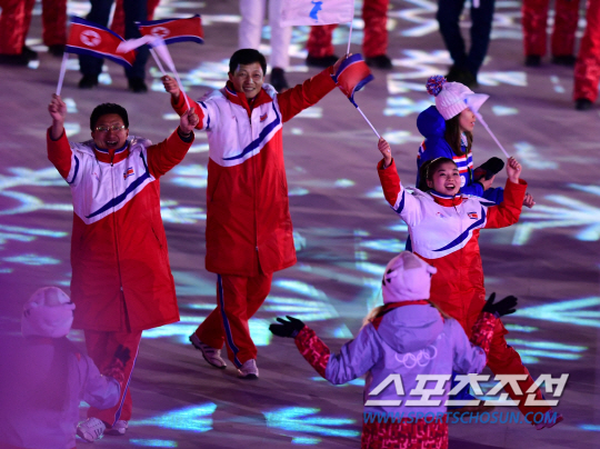 25일 평창 올림픽스타디움에서 2018 평창동계올림픽 폐회식이 열렸다.
북한 피겨 렴대옥이 환하게 웃으며 입장하고 있다.
평창=송정헌 기자 song@sportschosun.com/2018.02.25/