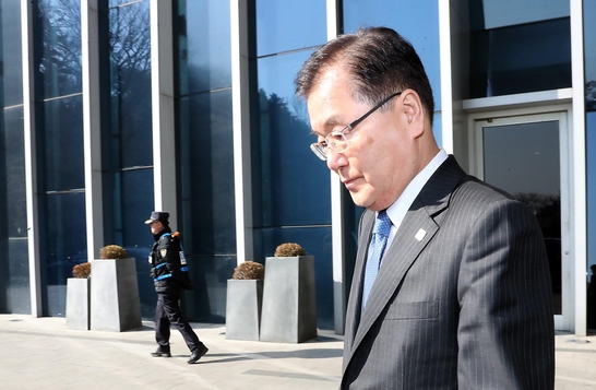 정의용 국가안보실장이 26일 서울 워커힐 호텔에서 김영철과의 오찬을 마친 뒤 호텔을 나서고 있다./뉴시스