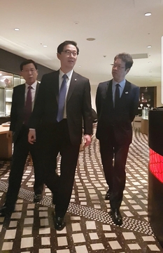 27일 오전 11시 55분쯤 김의도 남북회담본부장(왼쪽), 천해성 통일부 차관(가운데), 김기혁 남부회담 운영부장(오른쪽)이 서울 광진구 워커힐 호텔 1층 중식당 '금룡'에 들어가고 있다. 우리정부 관료들은 이 곳에서 북한 김영철과 회담을 가졌다. /최문혁 기자