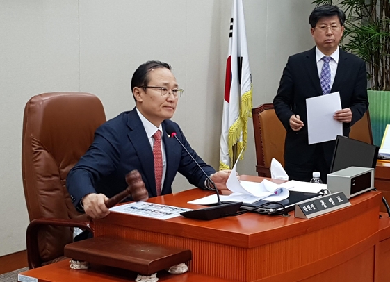 27일 열린 국회 환경노동위원회 전체회의에서 홍영표 위원장이 의사봉을 두드리고 있다. 환노위는 27일 전체회의를 열고 주당 법정 근로시간을 68시간에서 52시간으로 단축을 위한 근로기준법 개정안을 통과시켰다./연합뉴스