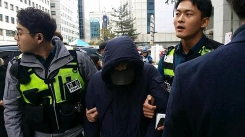 5일 서울 영등포구 여의도동 대한애국당 당사에 폭발물 의심물체가 있다는 신고가 접수돼 폭발물 처리반이 현장 출동했다. 경찰이 용의자를 연행하고 있다. /대한애국당 제공