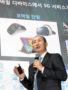 오성목 KT 사장이 22일 서울 종로구 광화문 KT스퀘어에서 5G(5세대 이동통신) 상용화 전략을 발표하고 있다. 오 사장은“내년 3월 5G 상용화를 이뤄내겠다”고 말했다.