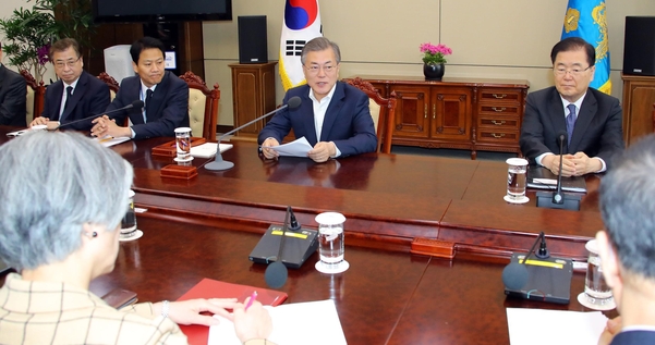문재인 대통령이 21일 오전 청와대 여민관에서 열린 남북정상회담 준비위 2차 회의에서 발언하고 있다. 문 대통령은 이날 회의에서 “이번 남북 정상회담 합의문에는 지난 두 차례 남북회담에서 합의한 기본 사항을 다 담아서 국회 비준을 받도록 준비하라”고 지시했다./연합뉴스