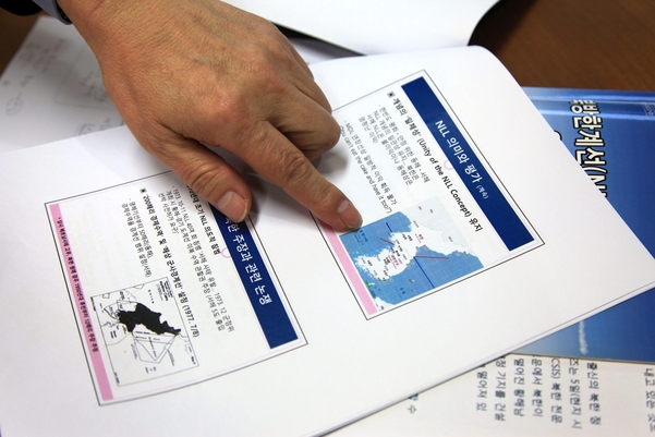 이서항 한국해양전략연구소장이 22일 서울 서교동 한국해양전략연구소에서 진행된 본지와의 인터뷰에서 북한이 제시한 해양경계선(빨간선)과 우리가 제시한 해양경계선(파란선)의 차이를 설명하고 있다. /윤희훈 기자