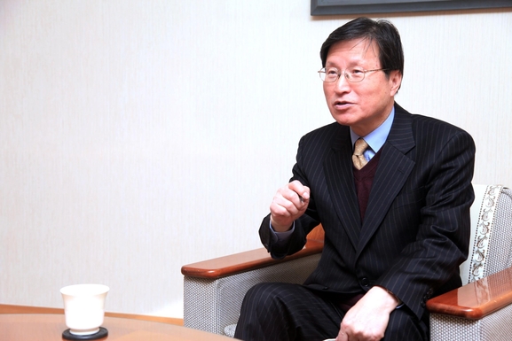 이서항 한국해양전략연구소장이 22일 서울 서교동 한국해양전략연구소에서 진행된 본지와의 인터뷰에서 질문에 답하고 있다. /윤희훈 기자