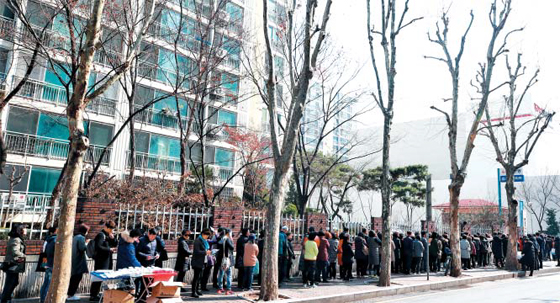 23일 서울 영등포구 당산동 ‘당산 센트럴 아이파크’ 모델하우스 앞에서 입장을 기다리는 관람객들이 길게 줄을 서있다. 정부가 고강도 부동산 규제를 쏟아내고 있지만 서울 새 아파트 수요가 몰리면서 청약 경쟁률도 높아지고 있다.