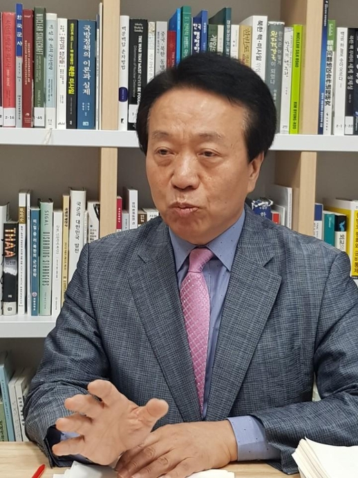 한용섭 국방대학교 교수가 9일 서울 용산구 사무실에서 본지와 인터뷰를 하고 있다./양승식 기자