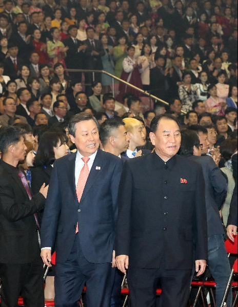 도종환(왼쪽) 문화체육관광부 장관이 김영철(오른쪽) 노동당 부위원장과 지난 3일 평양에서 열린 남북합동 예술 공연에 입장하고 있다./사진공동취재단