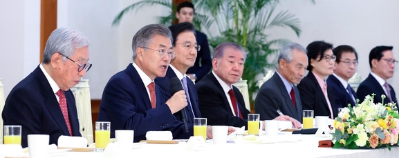 문재인 대통령이 12일 낮 청와대에서 열린 남북정상회담 원로자문단과의 오찬 간담회에서 인사말을 하고 있다./연합뉴스