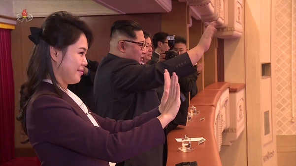 북한 조선중앙TV는 김정은 노동당 위원장이 지난 1일 동평양대극장에서 열린 남측 예술단 공연 '봄이 온다'를 관람한 영상을 2일 공개했다. 사진은 공연이 끝난 뒤 김 위원장과 부인 리설주가 남측 예술단을 향해 손을 흔드는 모습. /연합뉴스·조선중앙TV