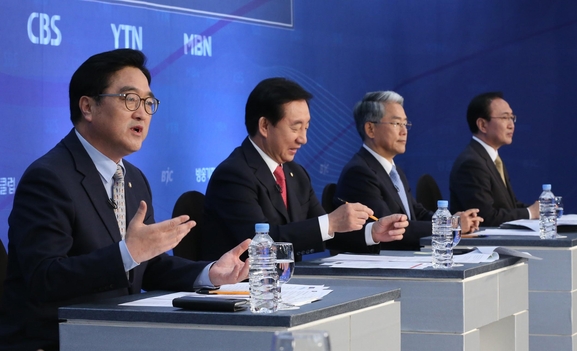 더불어민주당 우원식 원내대표가 19일 오전 서울 세종문화회관 세종홀에서 열린 한국방송기자클럽 초청 개헌 토론회에서 발언하고 있다. 우 원내대표 왼쪽으로 자유한국당 김성태, 바른미래당 김동철, 평화와 정의의 의원모임 노회찬 원내대표. /연합뉴스
