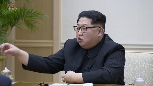북한 조선중앙TV가 10일 공개한 노동당 중앙위원회 정치국 회의 영상에서 김정은 노동당 위원장이 손으로 제스처를 취하며 말하고 있다./조선중앙TV·연합뉴스