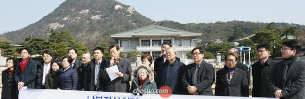 지난달 22일 오전 서울 종로구 청와대 앞에서 30여개 북한 인권 단체 대표들이 모여 “내달 열릴 남북 정상회담 의제에 북한 인권 문제를 반드시 포함하라”고 촉구하고 있다. /박상훈 기자