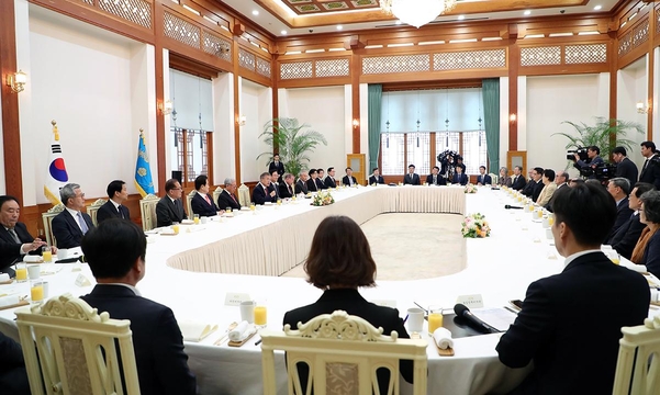 문 대통령과 남북정상회담 원로 자문단이 지난 12일 청와대에서 오찬간담회를 하고 있다./청와대 제공
