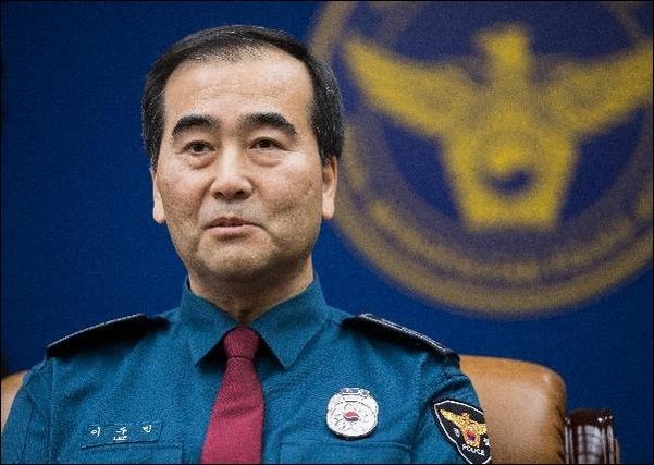 ‘드루킹 사건’ 수사를 지휘하는 이주민 서울지방경찰청장은 ‘증거인멸 수사’의 마침표를 찍었다. 그는 수사초기 시점에 기자회견을 열어 더불어민주당 김경수 의원이 혐의가 없다는 취지의 말을 쏟아냈다. 이는 사실이 아닌 것으로 밝혀졌다. /오종찬 기자
