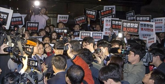 경찰이 25일 서울 태평로 TV조선 보도본부에 대한 압수수색을 시도하고 있다./성형주 기자