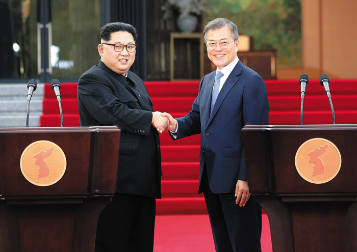 ‘판문점 선언’ 후 악수 문 대통령과 김 위원장이 27일 판문점 평화의집 앞에서 ‘판문점 선언’을 발표한 후 악수하고 있다.