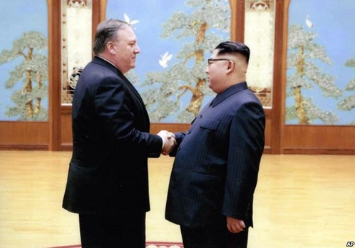 폼페이오 미국 국무부 장관과 김정은 북한 국무위원장이 악수하고 있다. 백악관