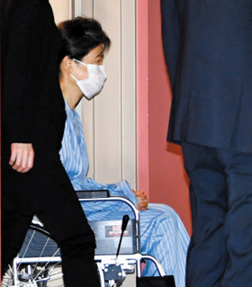 외부진료 마치고… - 9일 박근혜 전 대통령이 서울 서초구 강남성모병원에서 허리 통증 치료를 마친 뒤 휠체어를 타고 병원을 나서고 있다. 국정 농단 사건 피고인으로 서울구치소에 수감 중인 박 전 대통령은 이날로 5번째 외부 진료를 받았다.
