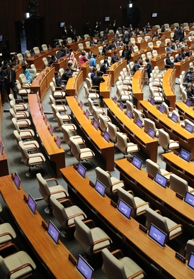 더불어민주당 의원들이 14일 오후 본회의장에 출석, 드루킹 특검법안 상정 없는 본회의 개의를 반대하는 자유한국당 의원들의 입장을 기다리고 있다. /연합뉴스