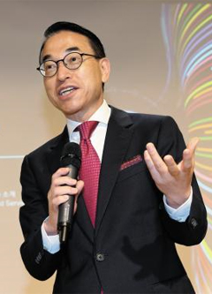 홍원표 삼성SDS 대표가 17일 서울 마포구 상암데이터센터에서 기자간담회를 갖고 클라우드 사업 확대를 선언하고 있다.