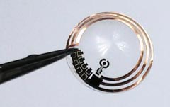 포스텍 한세광 교수팀이 개발한 스마트 콘택트렌즈.
