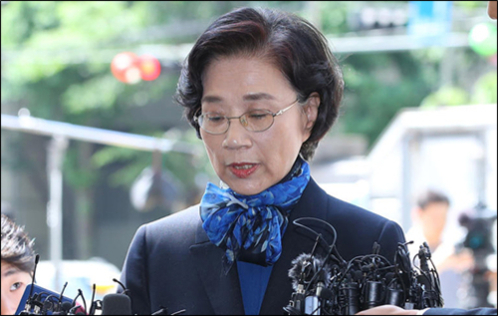 이명희 일우재단 이사장이 지난 28일 서울지방경찰청에 조사를 받기 위해 출석하고 있다./ 박상훈 기자