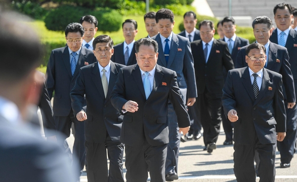 리선권 조국평화통일위원회 위원장을 비롯한 북측 대표단이 1일 오전 판문점 남측 평화의집에서 열린 '남북고위급회담'에 참석하기 위해 군사분계선으로 이동하고 있다. /연합뉴스, 사진공동취재단