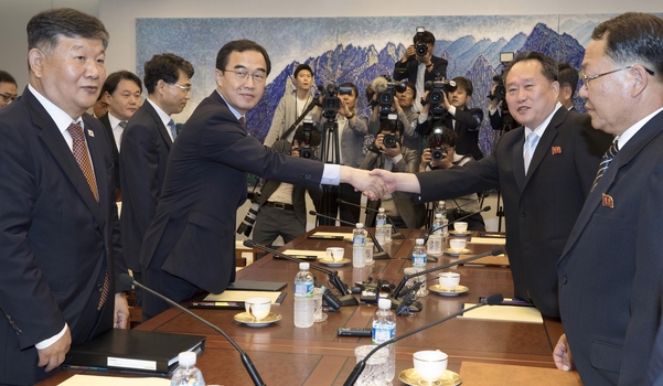 조명균 통일부 장관(왼쪽 두번째)과 리선권 조국평화통일위원회 위원장이 1일 오전 판문점 남측 평화의집에서 열린 '남북고위급회담'에 참석, 회담에 앞서 악수하고 있다./사진공동취재단