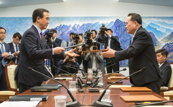 조명균 통일부 장관(왼쪽)과 리선권 조국평화통일위원회 위원장이 1일 오후 판문점 남측 평화의집에서 열린 '남북고위급회담'을 마친 뒤 공동보도문을 교환하며 악수하고 있다. /연합뉴스, 사진공동취재단