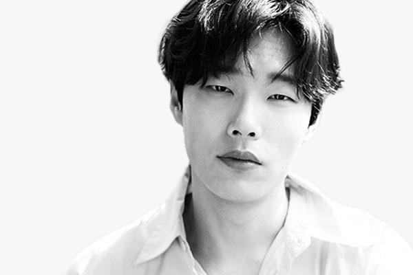 류준열(33세)의 매력적인 무표정. 류준열은 2000년대 초의 류승범보다 좀 더 따뜻하고 정돈된 모습을 보여준다./사진 제공=NEW