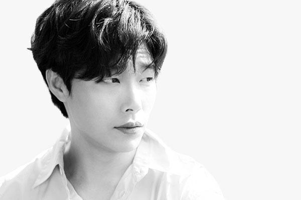 40대에도 지금처럼 인터뷰를 하고 싶다는 류준열. “너무 행복해요. 구름 타고 날아다니는 것 같습니다.”