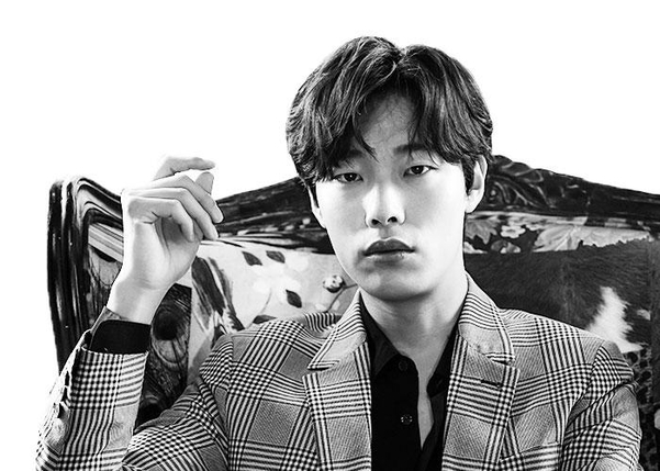 ‘독전'에서 류준열이 맡은 ‘락'은 조직에서 버림받은 하수인이지만 왠지 함부로 다룰 수 없는 아우라가 느껴진다.