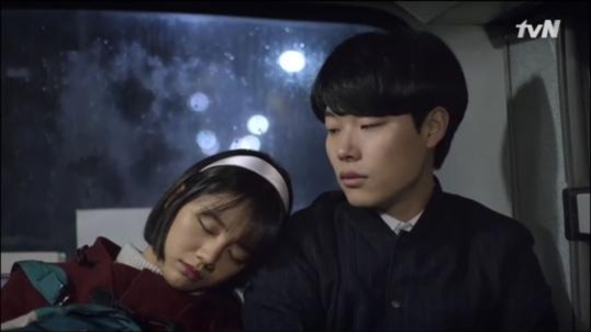 tvN드라마 ‘응답하라 1988(2015년)’에서의 귀여운 류준열. ‘어남류(어차피 남편은 류준열)’라는 신조어를 낳았다.